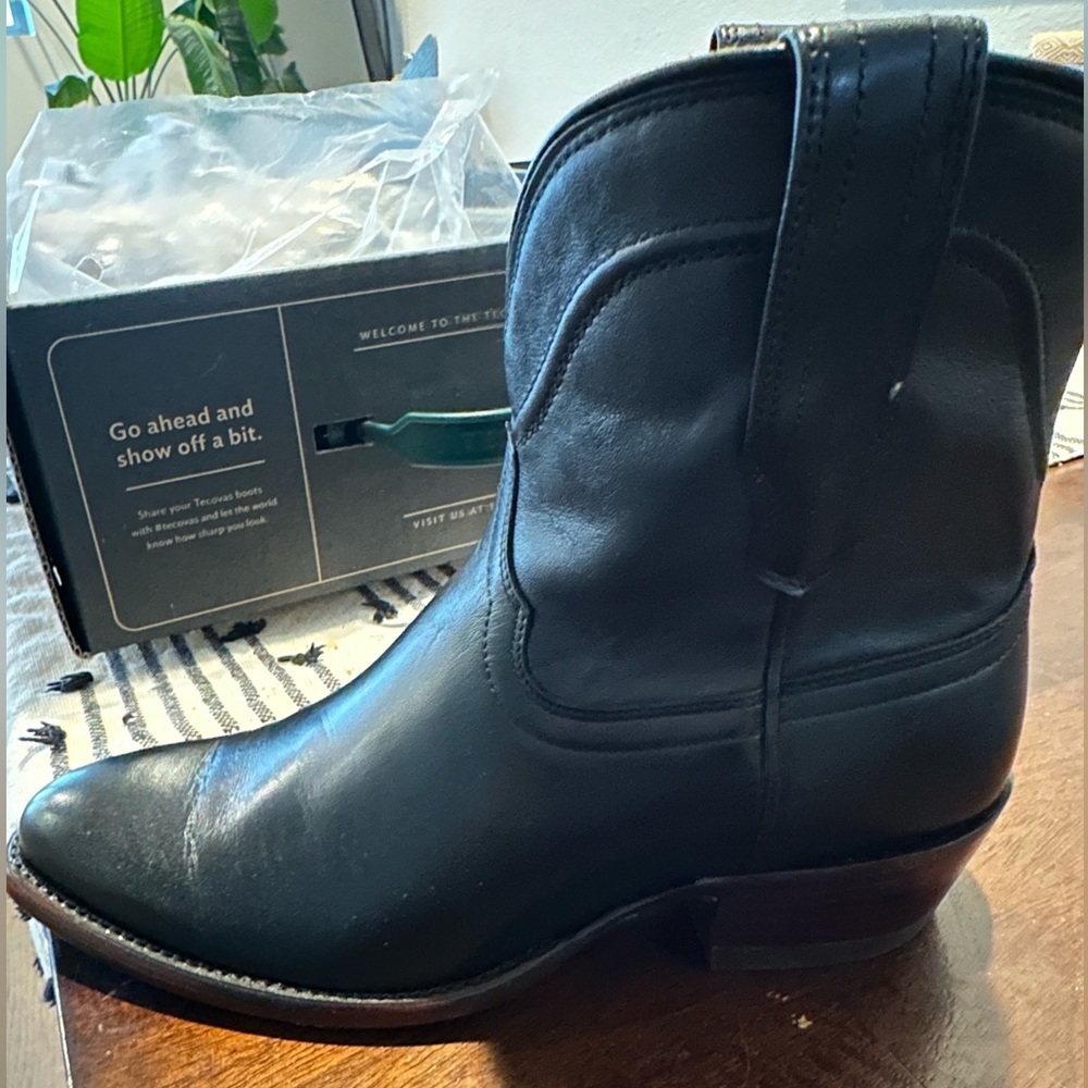 Like New Women’s Tecovas Size 6